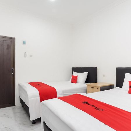 Reddoorz Syariah @ Sakura Hotel Jatiwaringin Bekasi Bagian luar foto