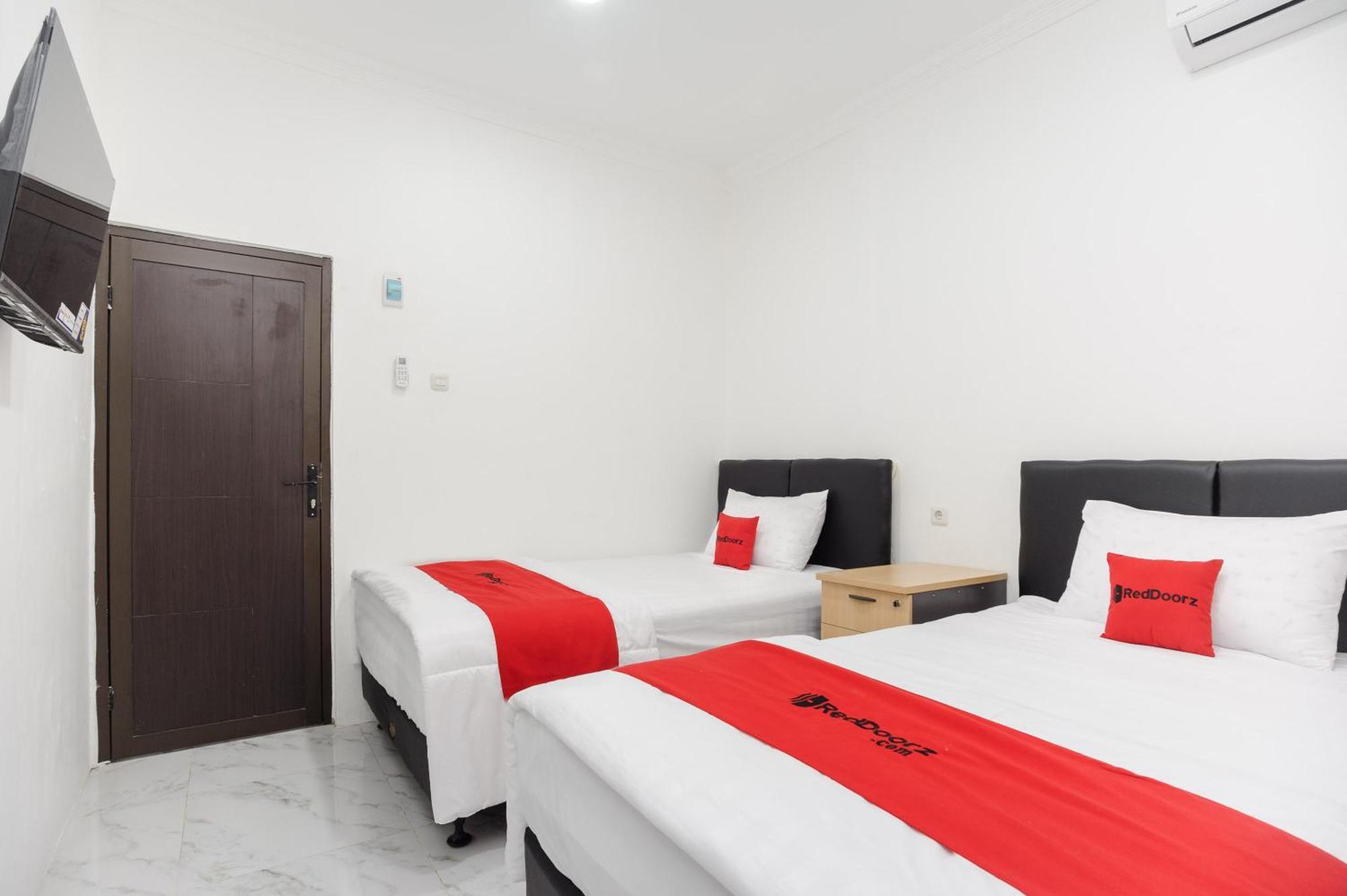 Reddoorz Syariah @ Sakura Hotel Jatiwaringin Bekasi Bagian luar foto
