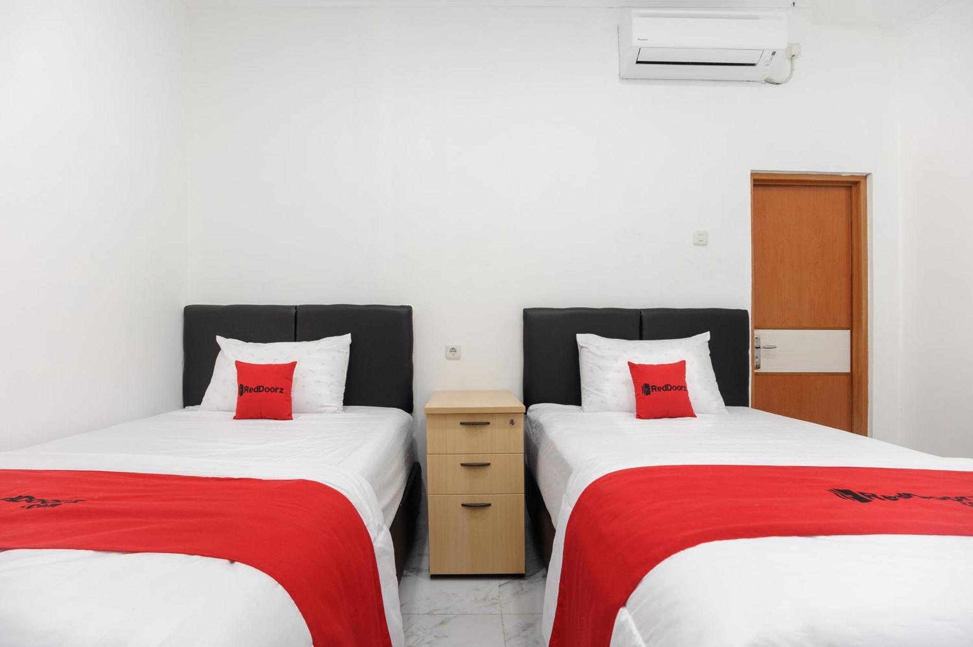 Reddoorz Syariah @ Sakura Hotel Jatiwaringin Bekasi Bagian luar foto