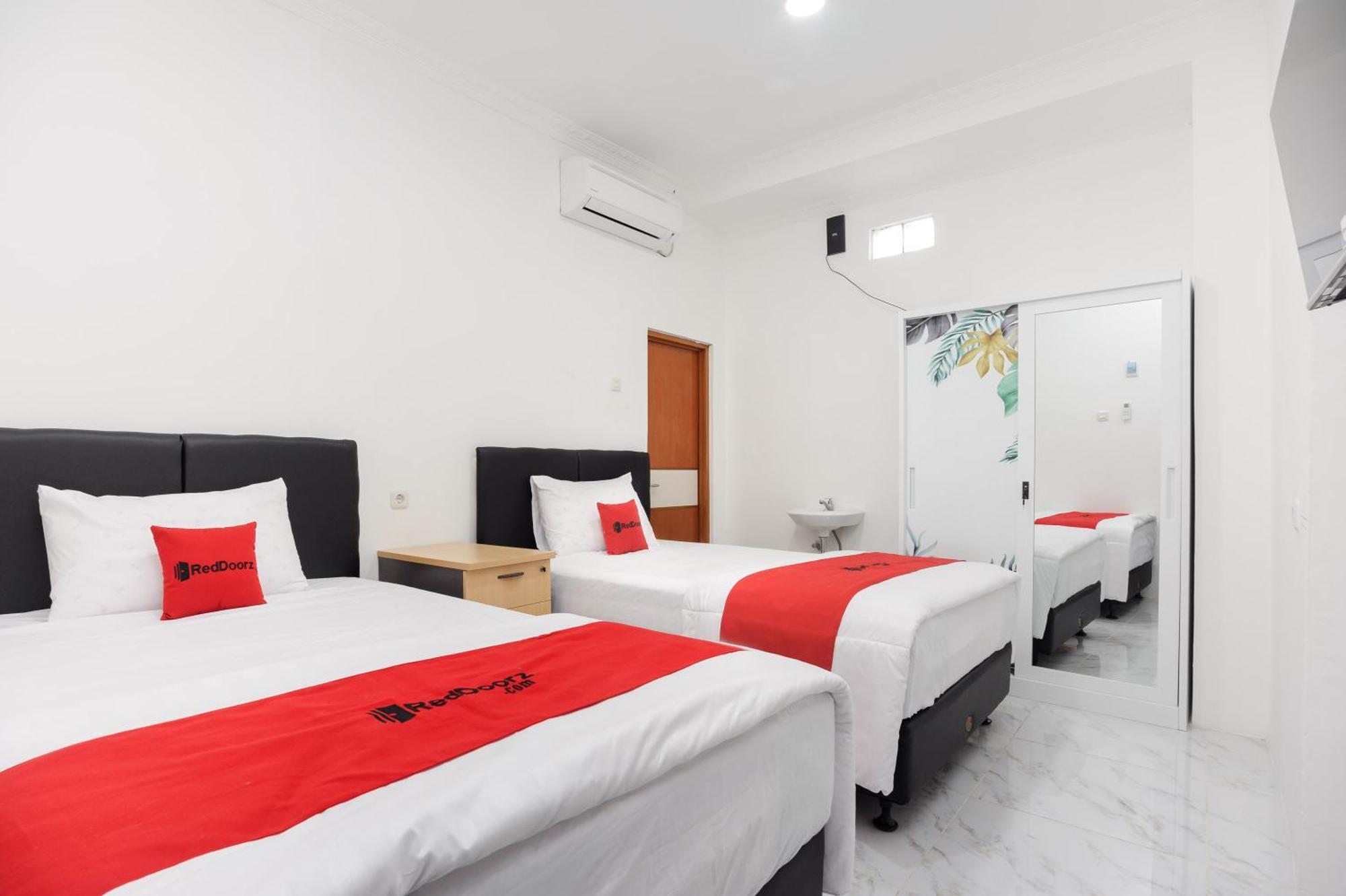Reddoorz Syariah @ Sakura Hotel Jatiwaringin Bekasi Bagian luar foto