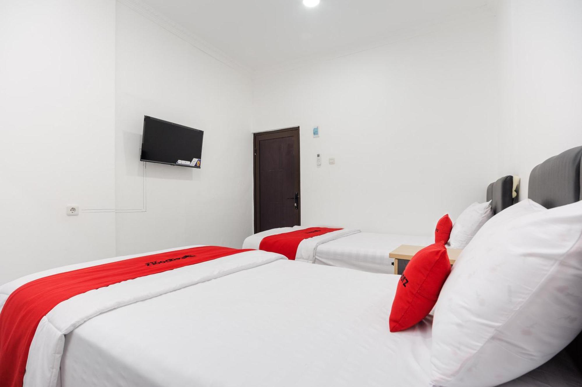 Reddoorz Syariah @ Sakura Hotel Jatiwaringin Bekasi Bagian luar foto