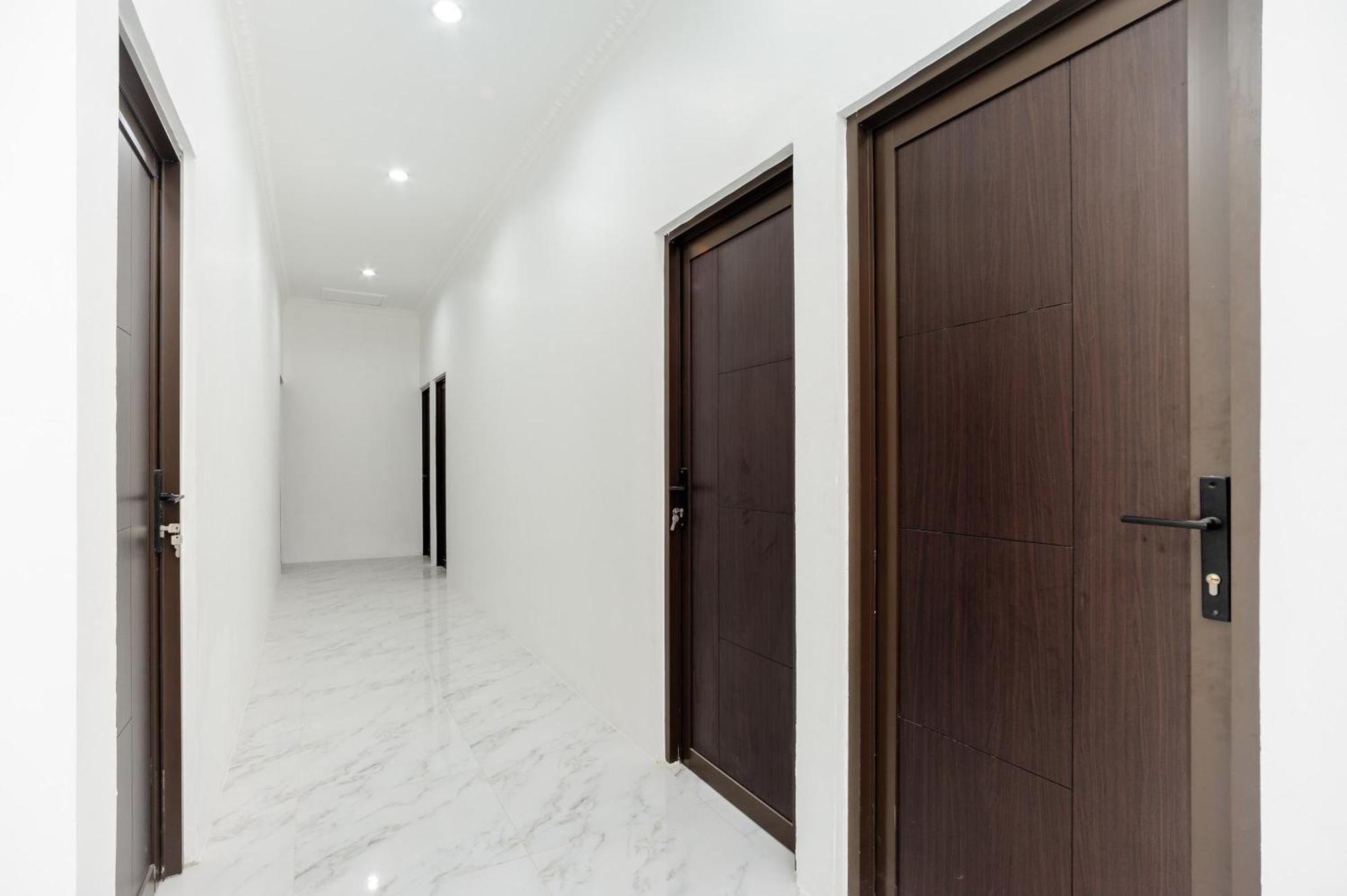 Reddoorz Syariah @ Sakura Hotel Jatiwaringin Bekasi Bagian luar foto
